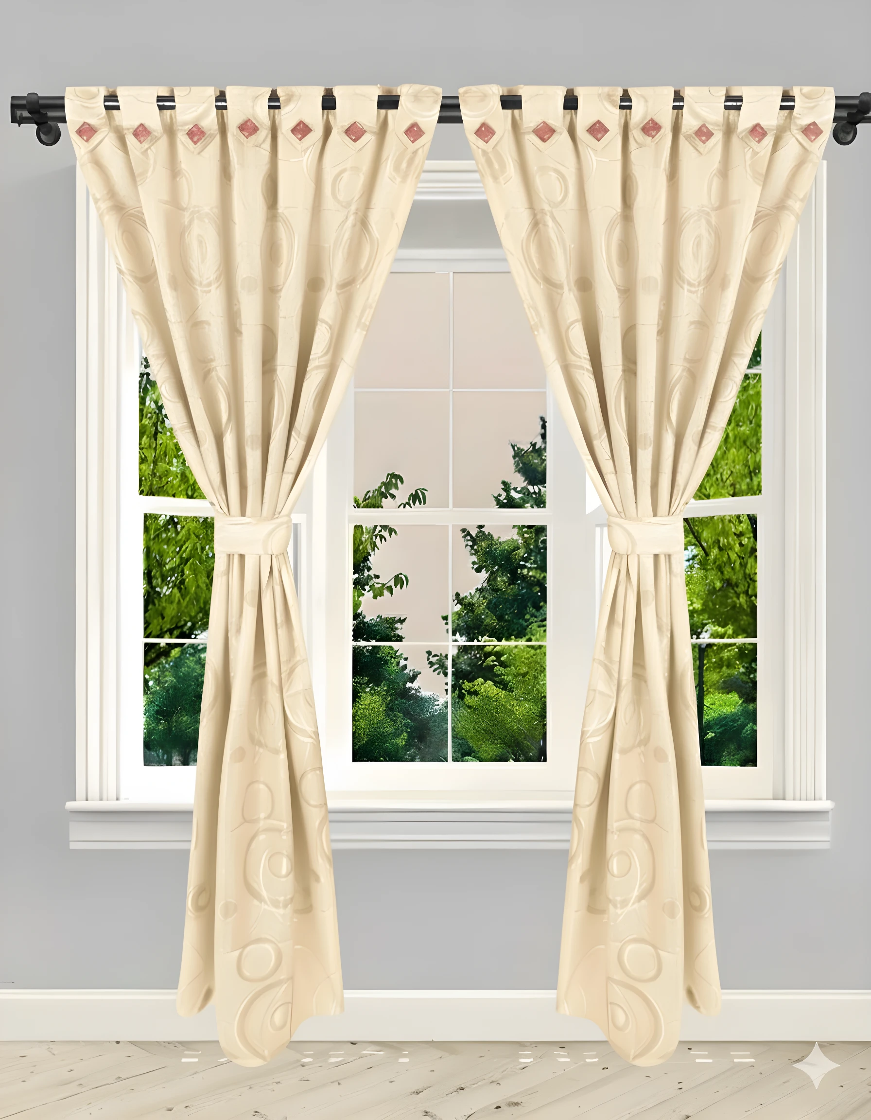 Cortina Jacquard beige con diseño de círculos y diamantes, atada a los lados, en ventana doble con vista a árboles.