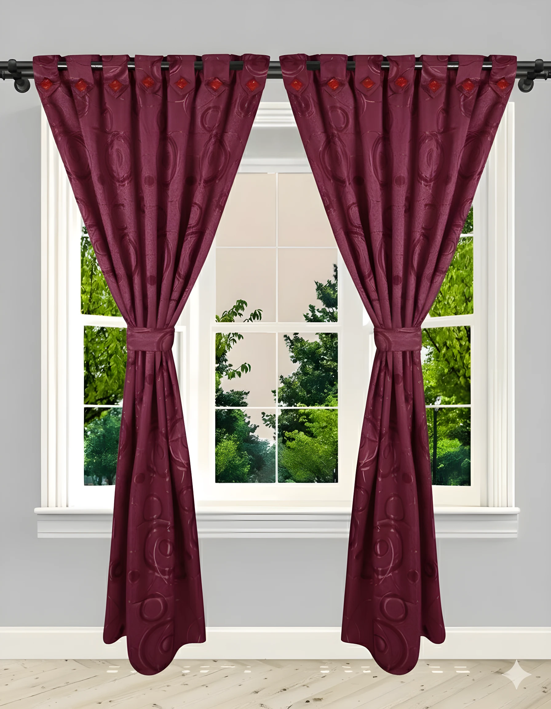 Cortina Jacquard vino con diseño de círculos en relieve, adornos rojos y amarre, vista frontal.