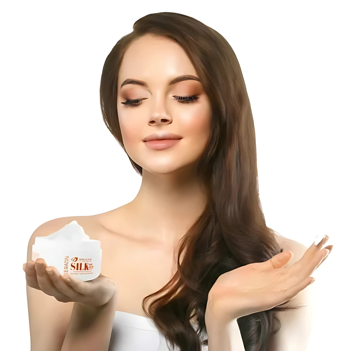 Mujer con crema capilar de gusano de seda y queratina en su mano, revitalizando el cabello.