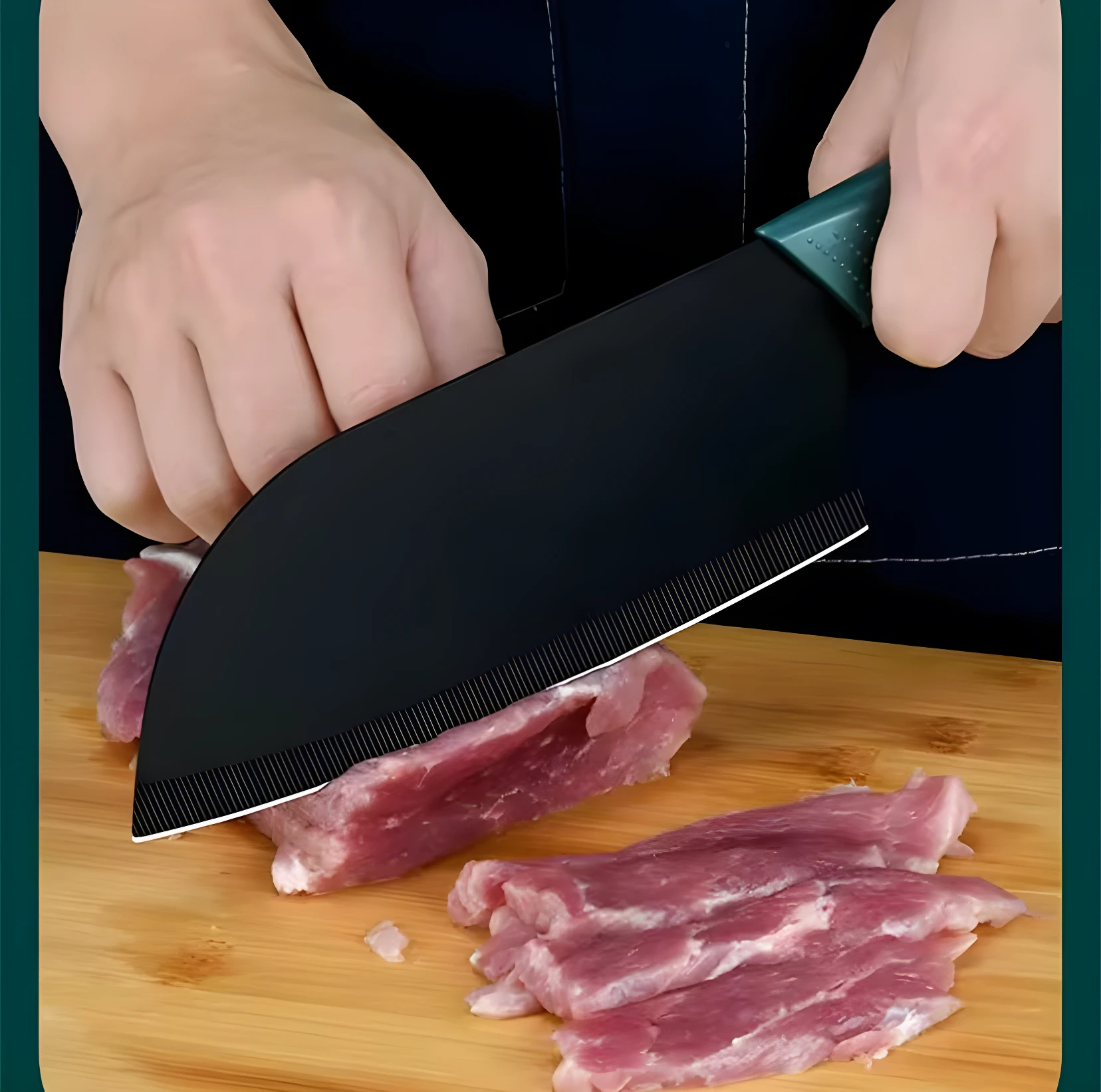 Cuchillo negro de chef cortando carne cruda en tabla de madera.