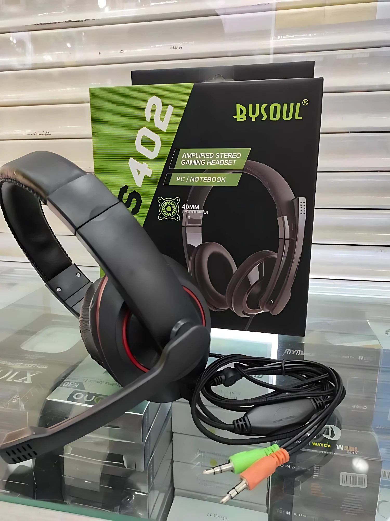 Diadema gamer Bysoul BS-402 negra con micrófono, cable con conectores 3.5mm y control de volumen.