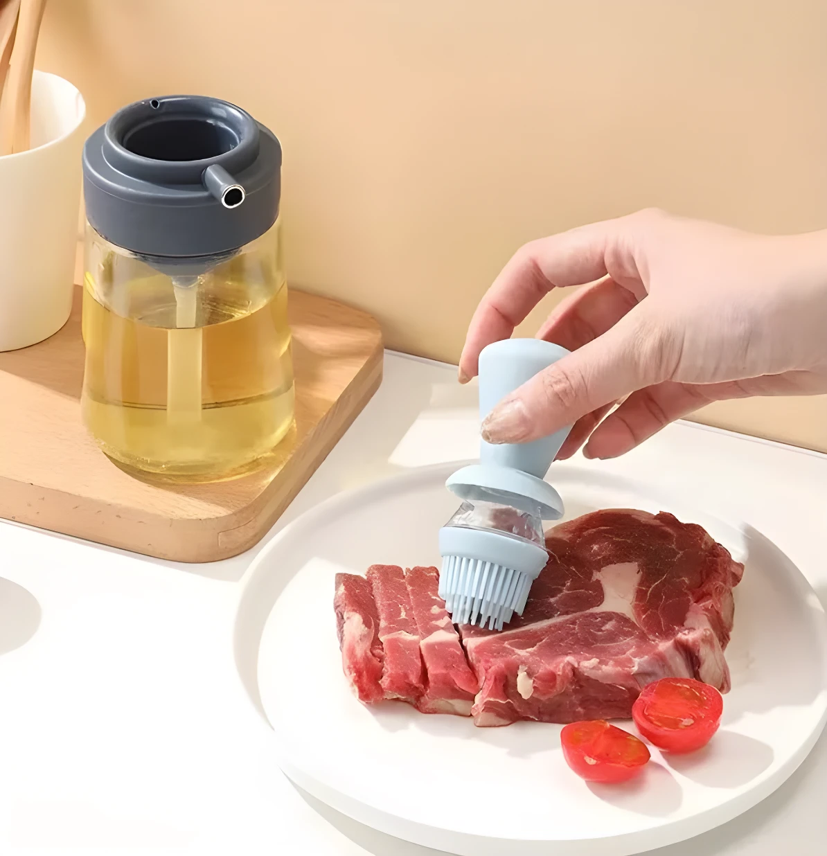 Dispensador de aceite con brocha de silicona azul, rociando carne cruda en plato blanco, con botellas de aceite al fondo.