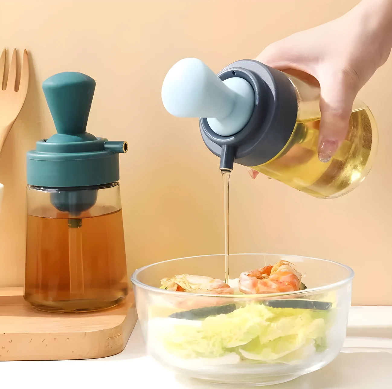 Dispensador de aceite con brocha para cocina, vertiendo aceite sobre ensalada.