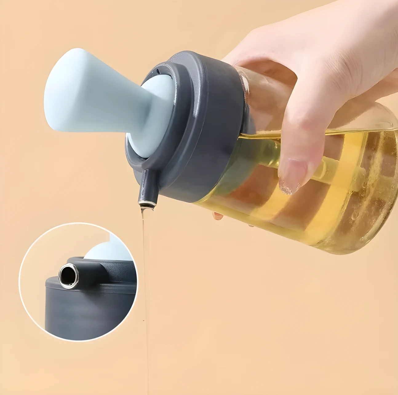 Dispensador de aceite transparente con brocha azul claro, vertiendo líquido dorado.