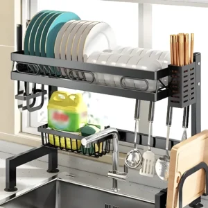 Escurridor de loza de 64 cm sobre fregadero, con organizador de cubiertos y tabla de cortar.