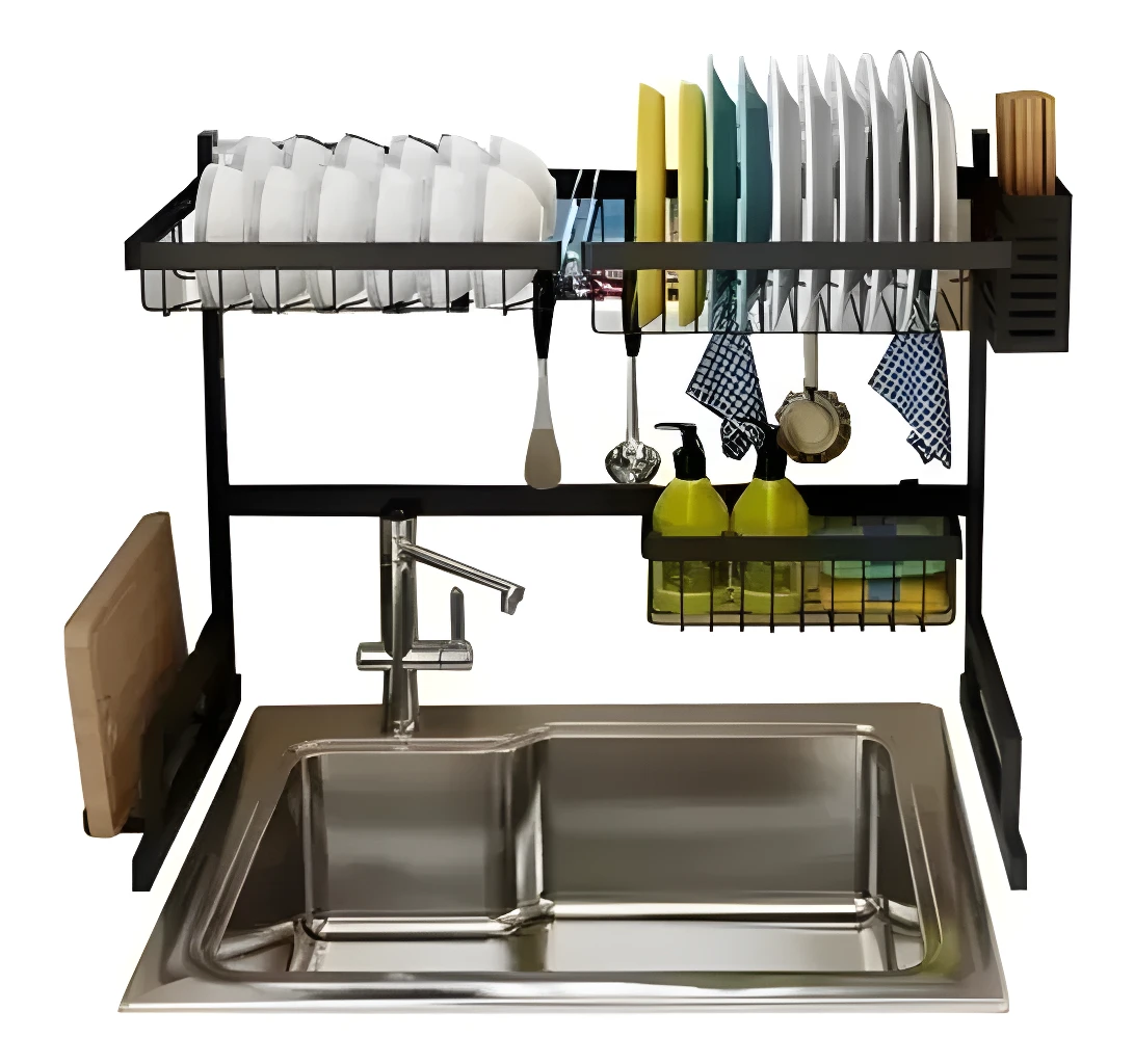 Escurridor de loza de 64 cm negro sobre lavaplatos con platos, cubiertos y accesorios.