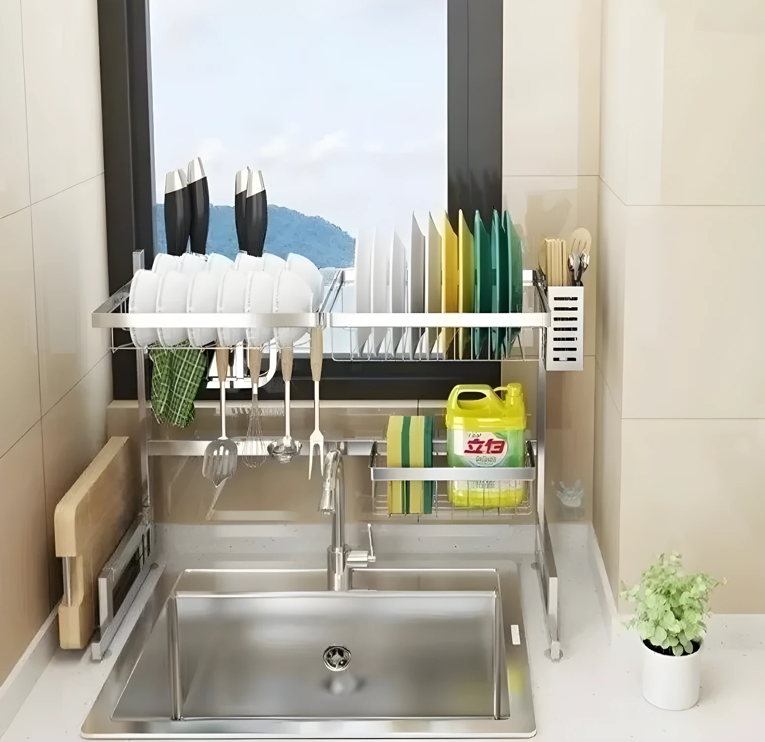 Escurridor de loza de 64 cm sobre lavaplatos, con platos, cubiertos y accesorios organizados.