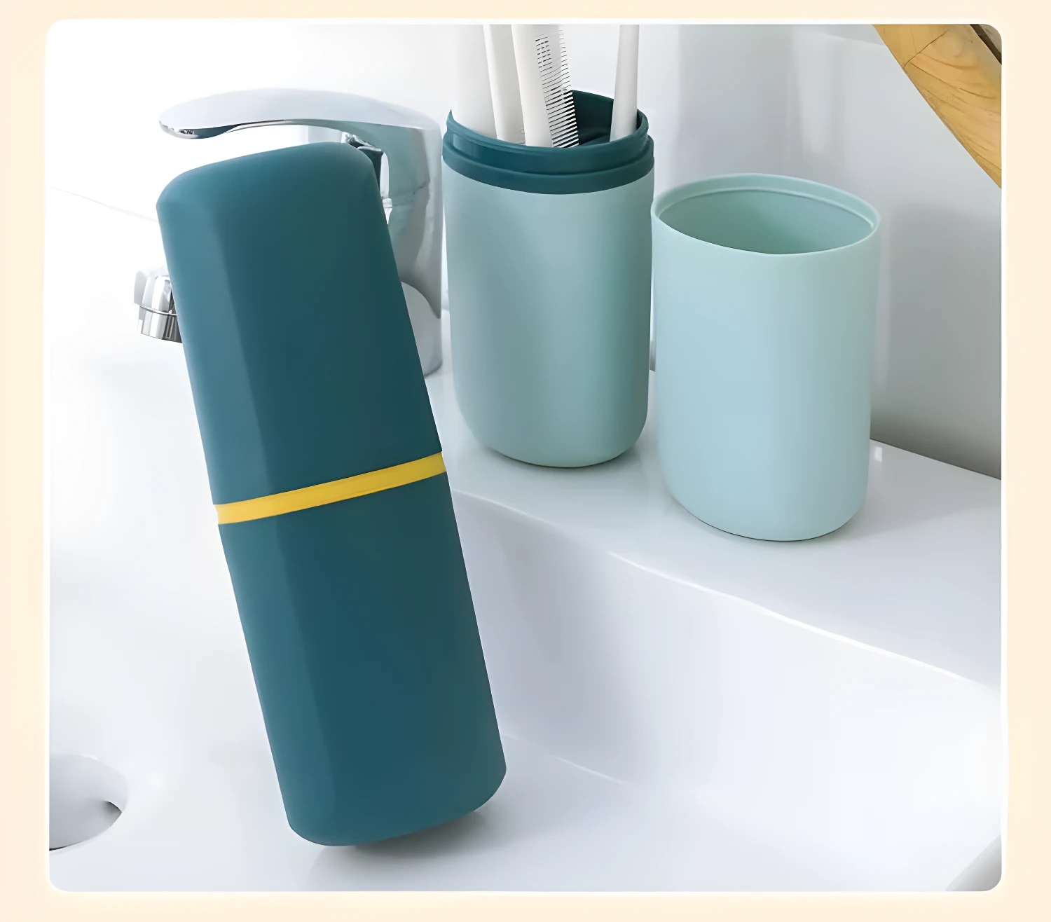Estuche azul para cepillo dental, con taza verde y celeste. Ideal para viaje e higiene.