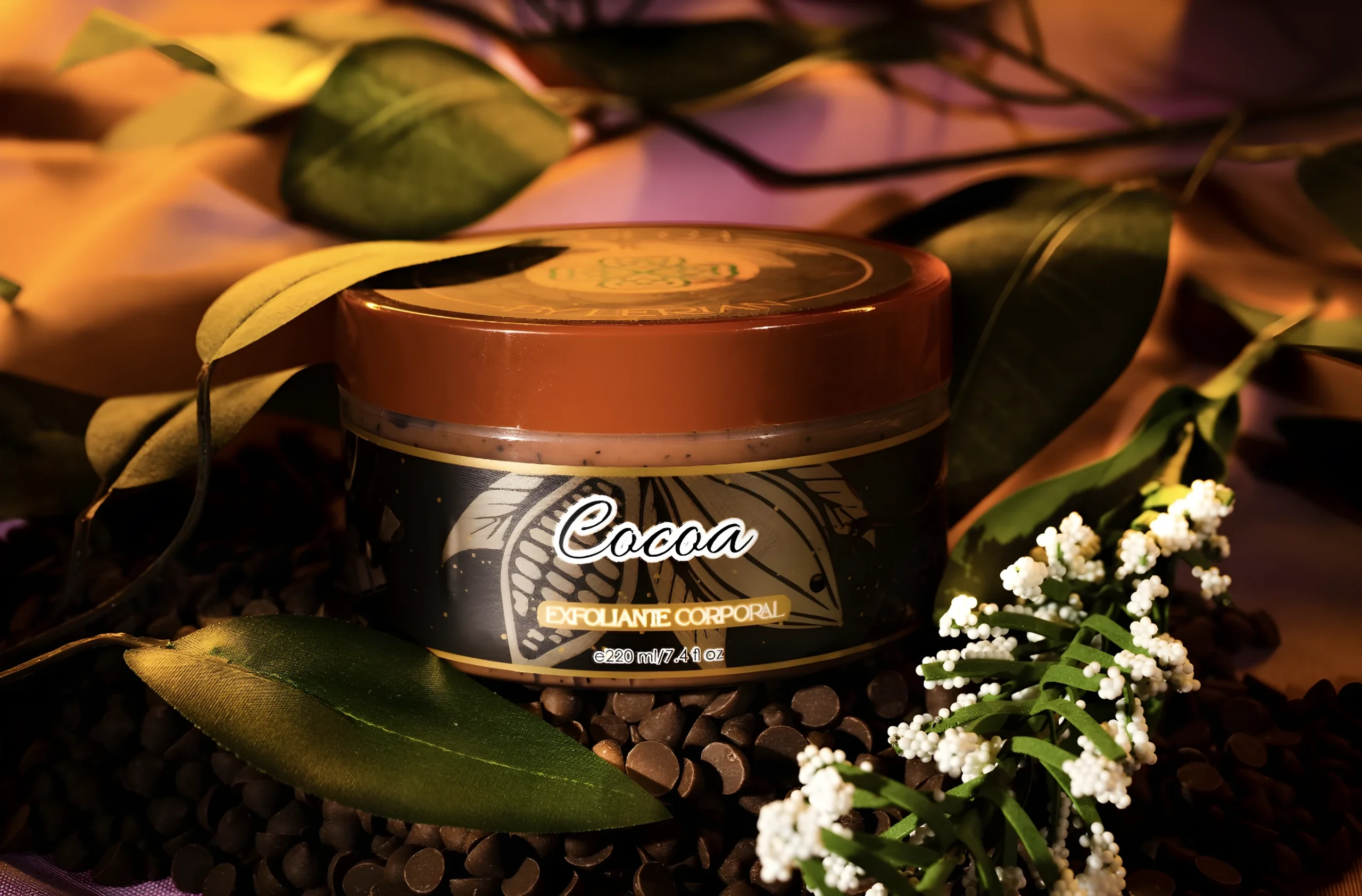 Exfoliante corporal Cocoa de 220 ml en frasco naranja, rodeado de granos de chocolate y hojas verdes.