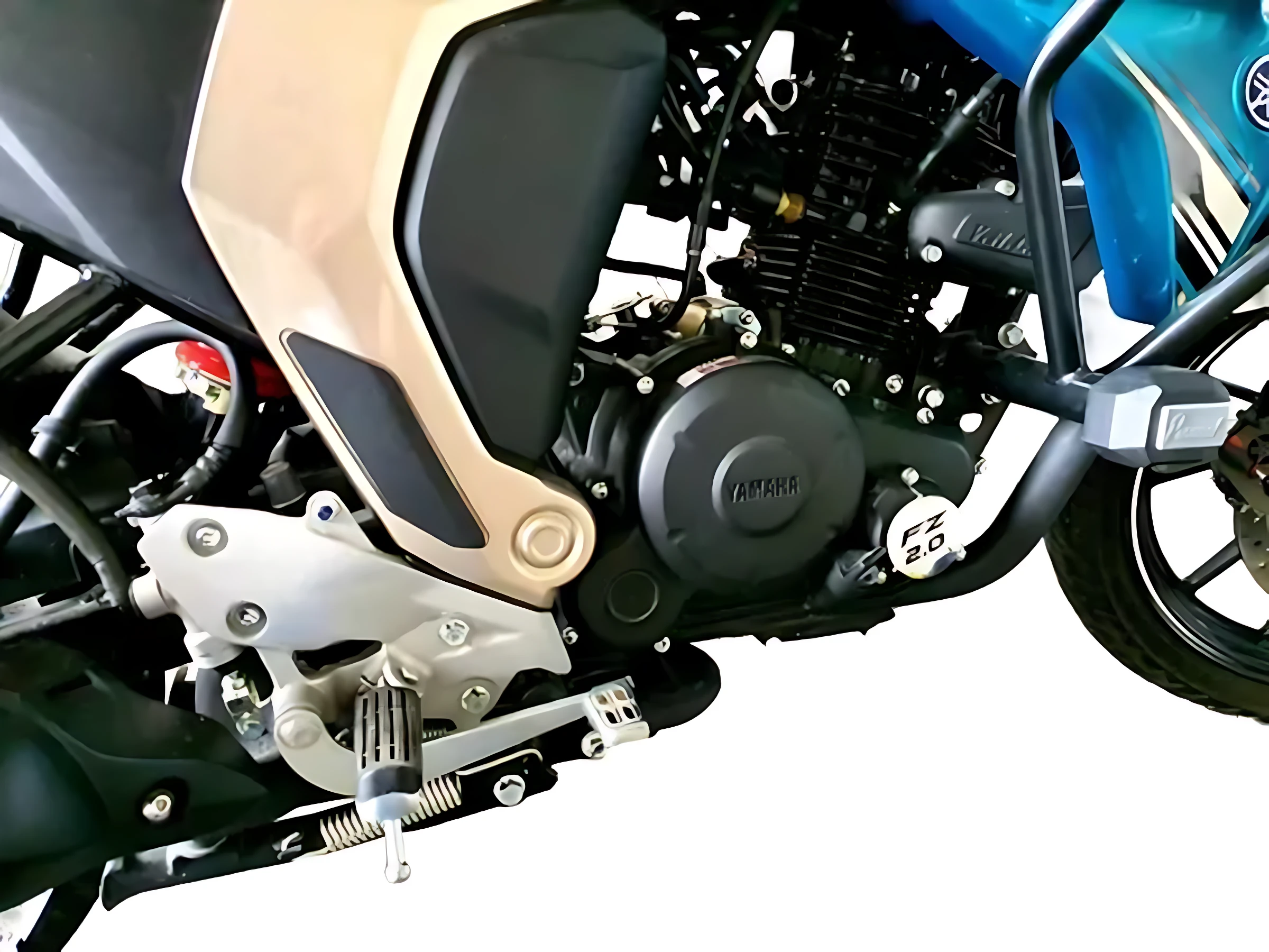 Filtro de aceite para moto Yamaha FZ 2.0, parte del motor con cubierta plateada y detalles en negro.
