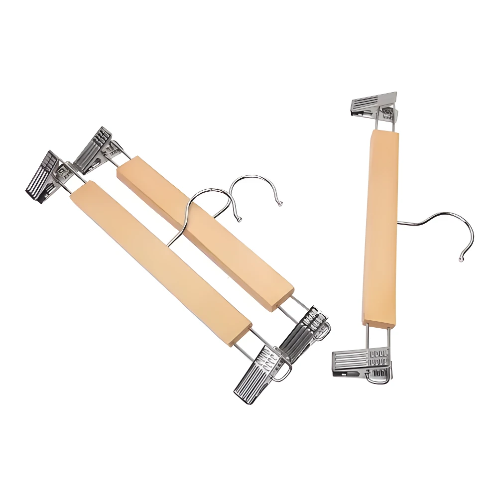 Dos ganchos de madera color beige con clips metálicos ajustables para colgar pantalones y camisas.