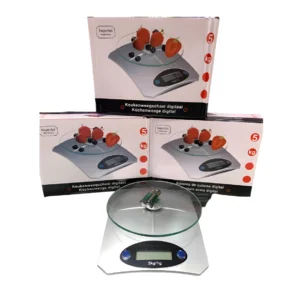 Balanza de cocina digital plateada y de vidrio, con capacidad de 5kg y precisión de 1g. Empaque de producto visible.