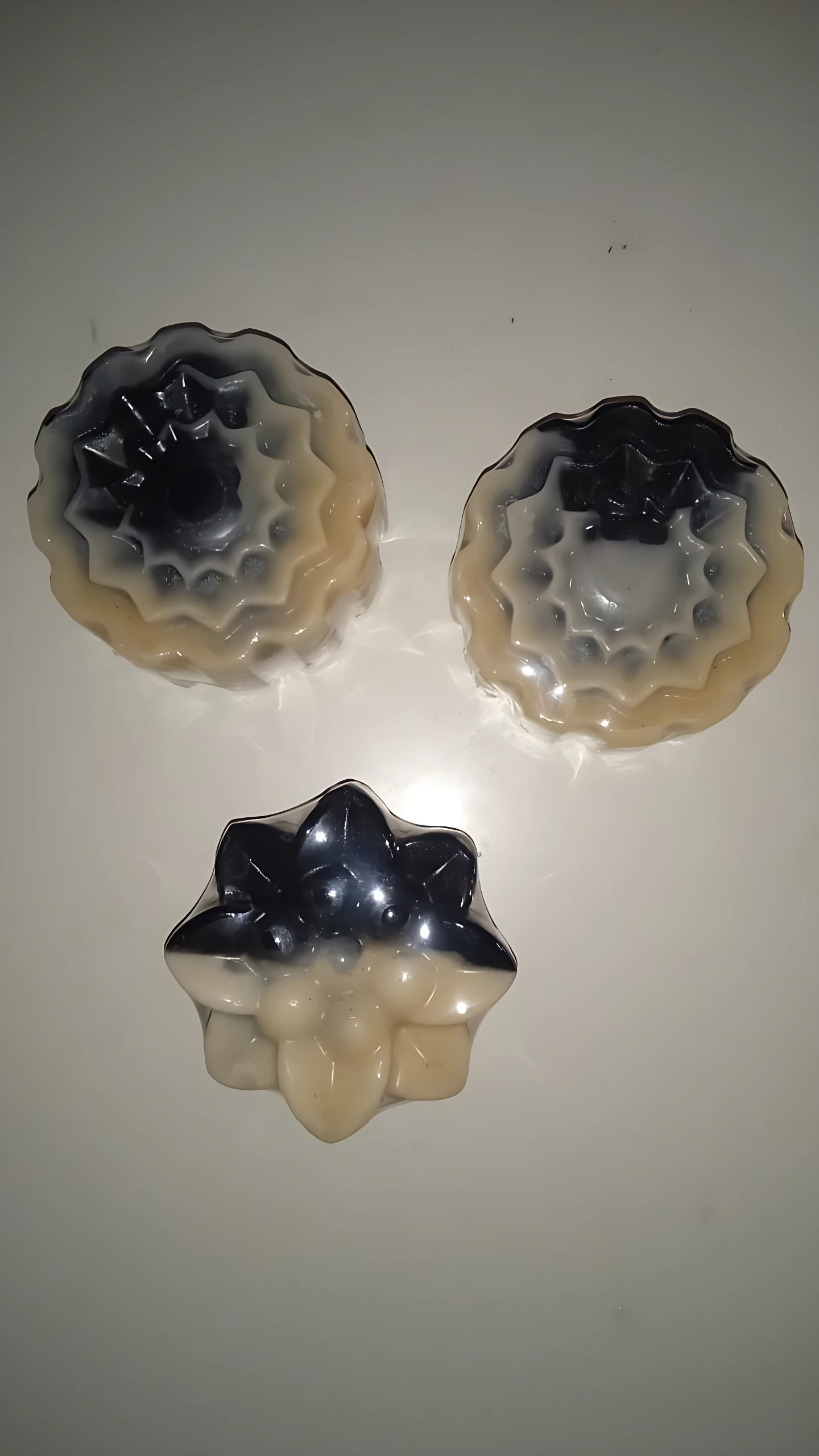 Jabones artesanales de carbón activado y cúrcuma, forma de flor y estrella, degradado oscuro a claro, para piel grasa.