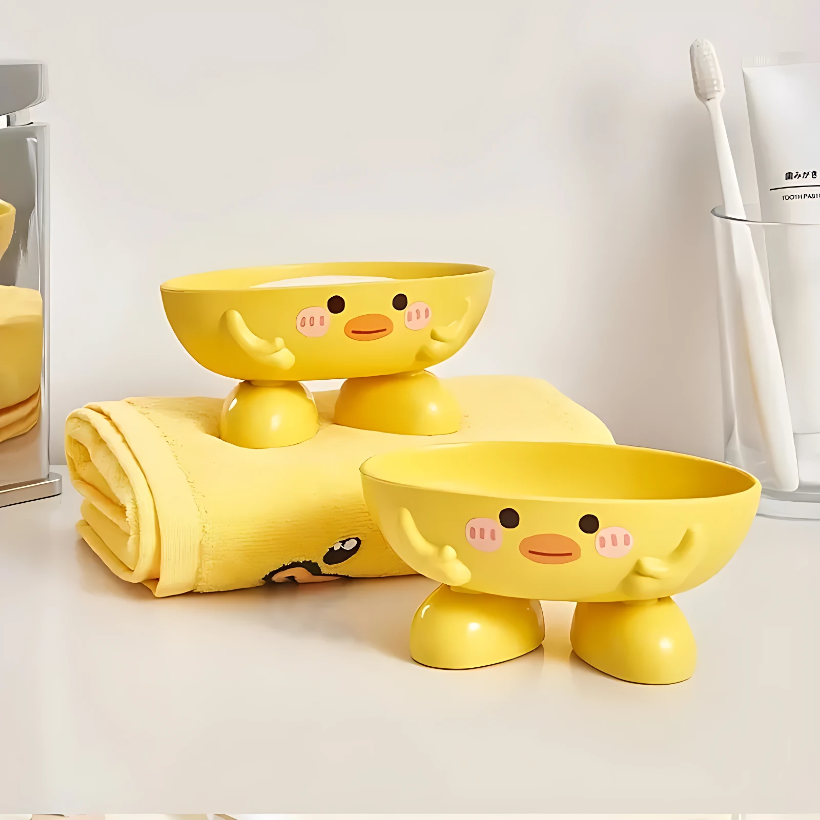 Set x2 jaboneras patito amarillas, cada una con soporte, para baño infantil.