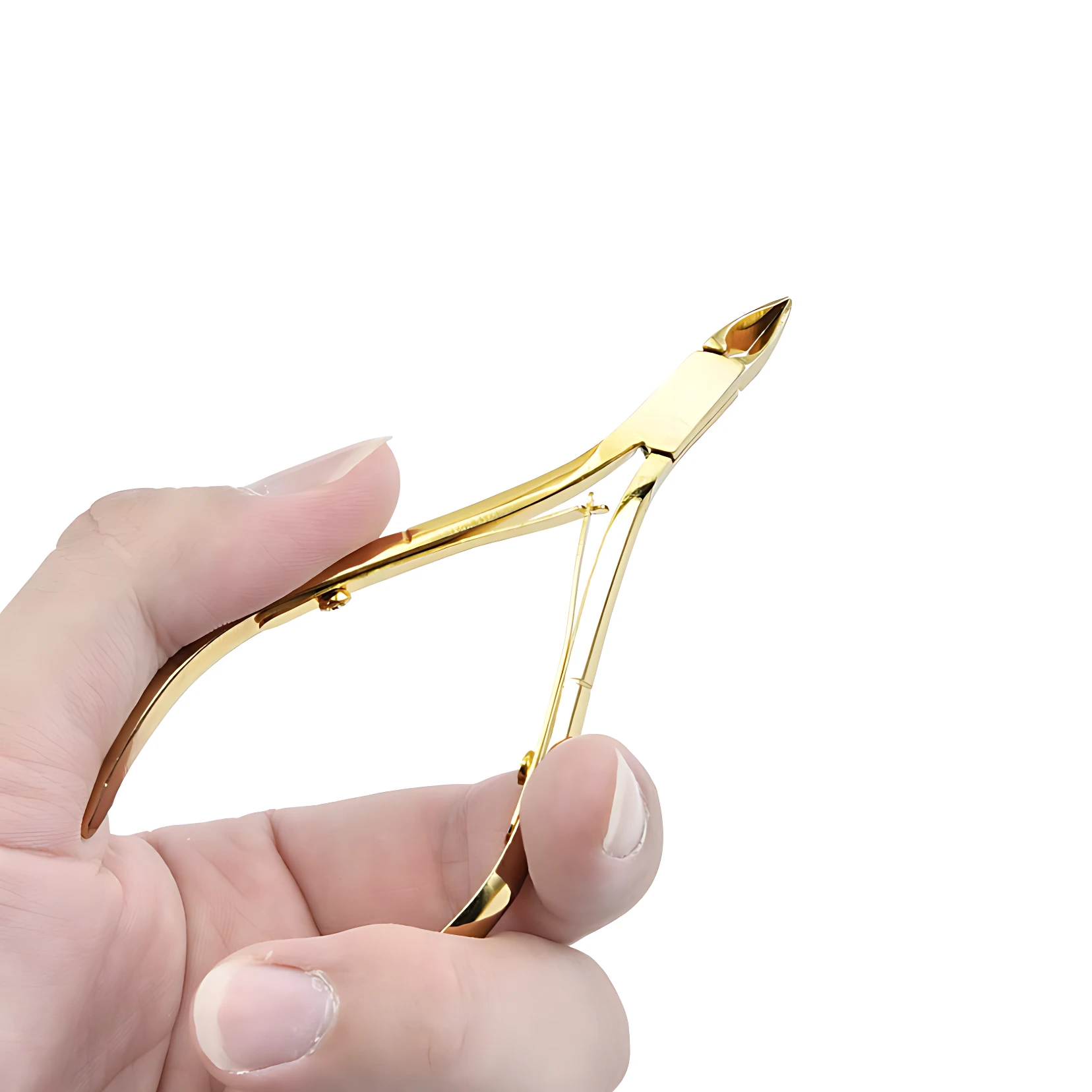 Cortacutículas dorado de acero inoxidable sostenido por mano, ideal para manicure profesional.