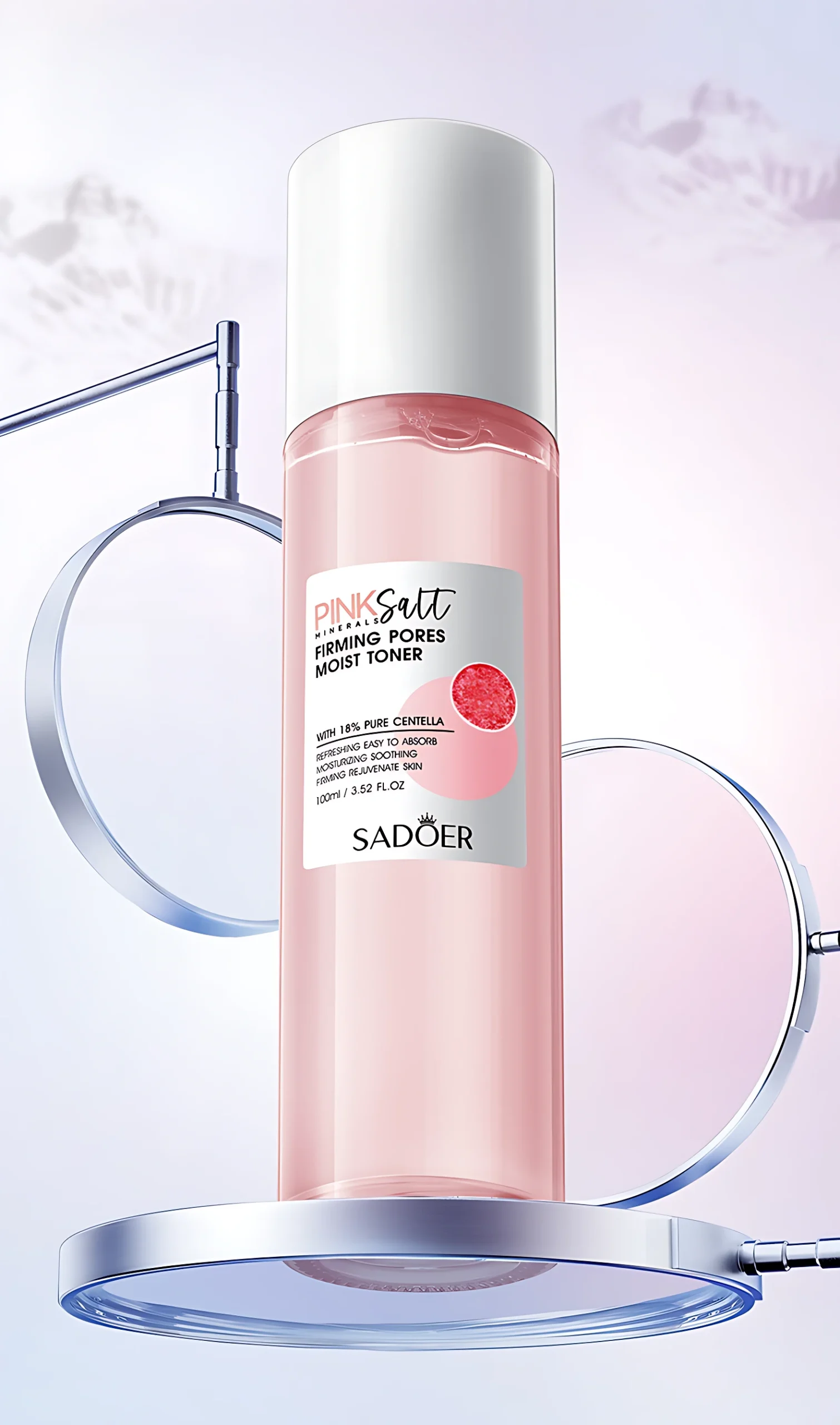 Tónico facial Sadoer Pink Salt con centella, 100ml, en frasco rosa, rodeado de soportes metálicos.