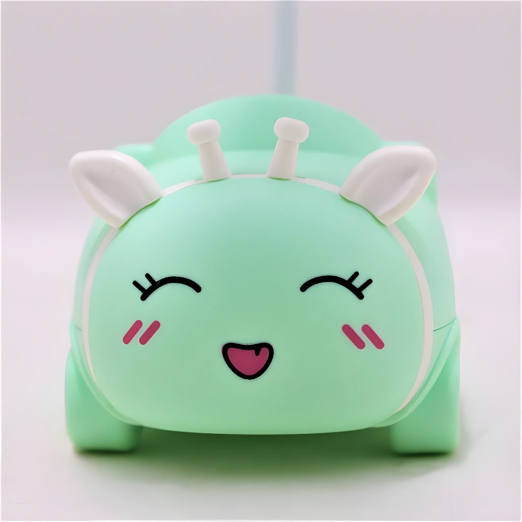 Lámpara de escritorio flexible en forma de carro verde con cara de caracol sonriente.