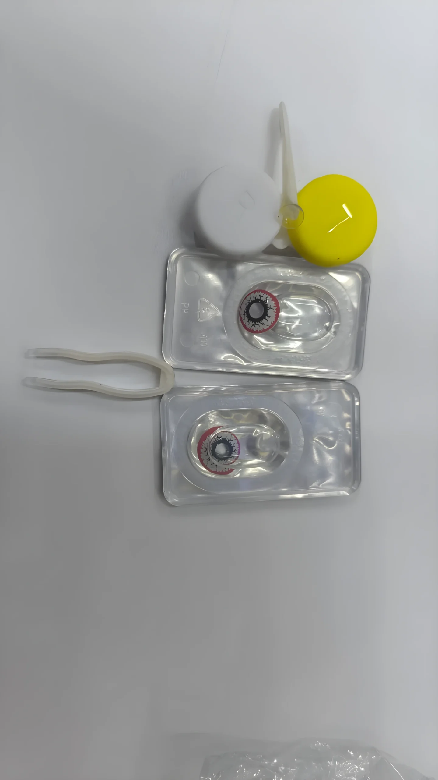 Set x2 lentes de contacto de fantasía tipo ojo con pinza y estuches.
