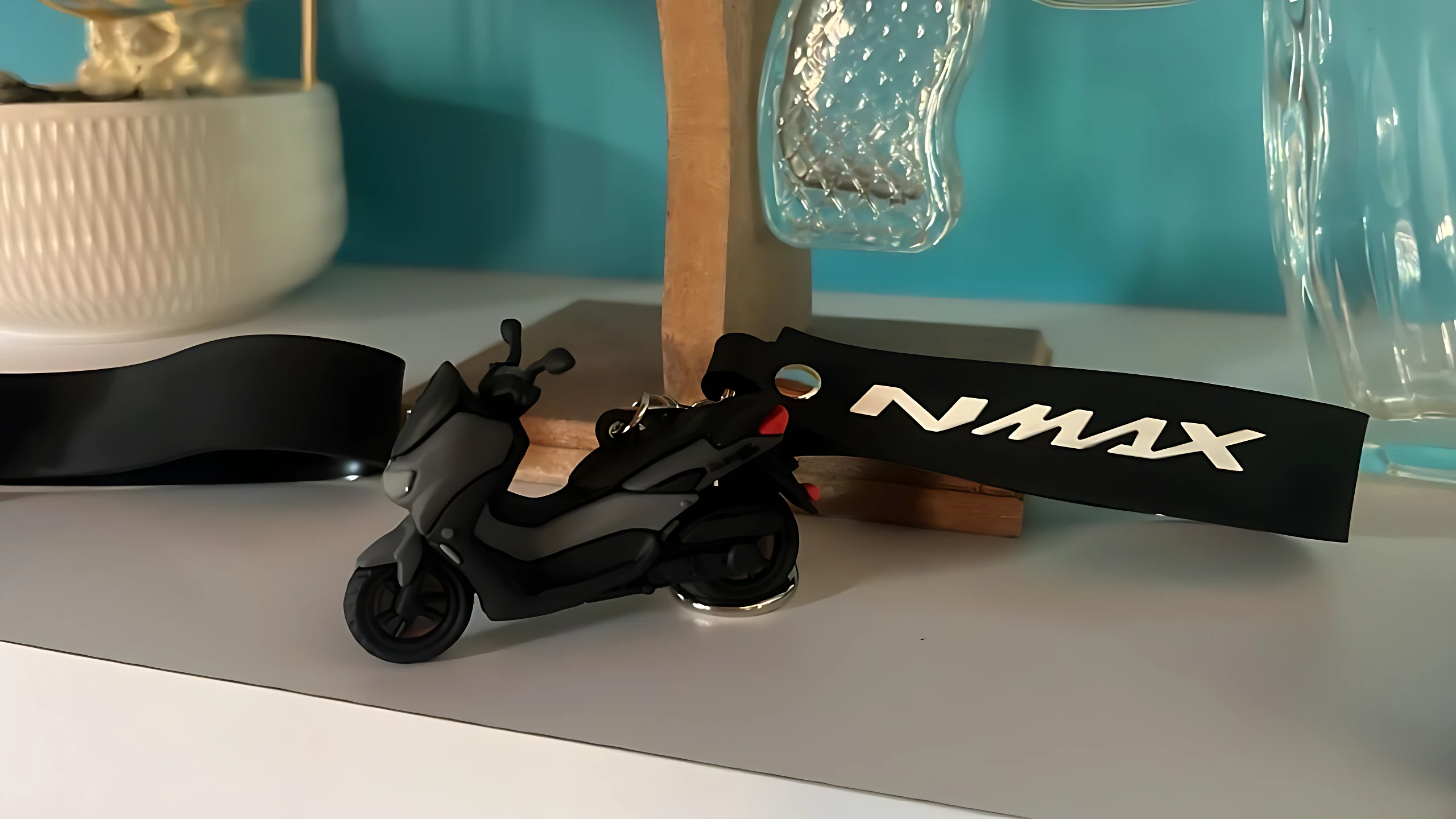 Set x2 llaveros 3D Yamaha NMAX en silicona negra y gris, modelo scooter.