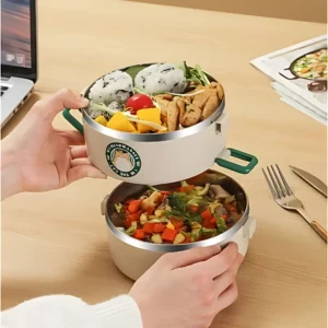 Lonchera térmica de 2 niveles color beige con asas verdes, mostrando comida fresca y organizada, ideal para llevar almuerzos.