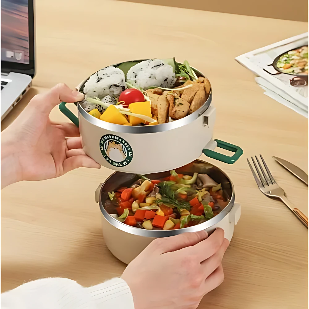 Lonchera térmica de 2 niveles color beige con asas verdes, mostrando comida fresca y organizada, ideal para llevar almuerzos.