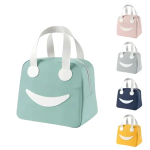 Lonchera térmica portátil con diseño de cara sonriente, disponible en verde menta, rosado, gris, azul oscuro y amarillo, con asas blancas y cierre lateral.