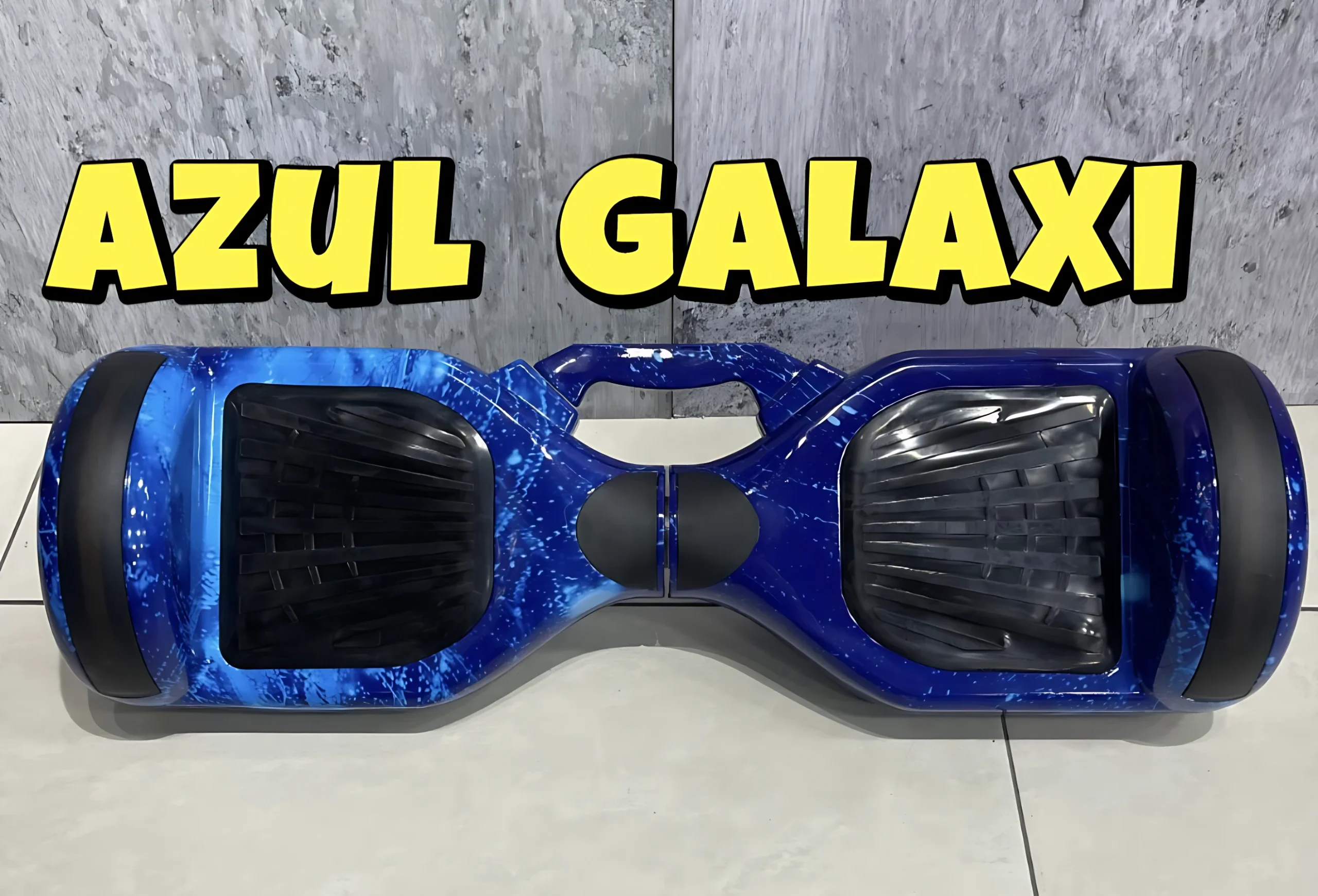 Patineta eléctrica autoequilibrada azul galaxi con luces LED, ideal para niños, fondo texturizado.