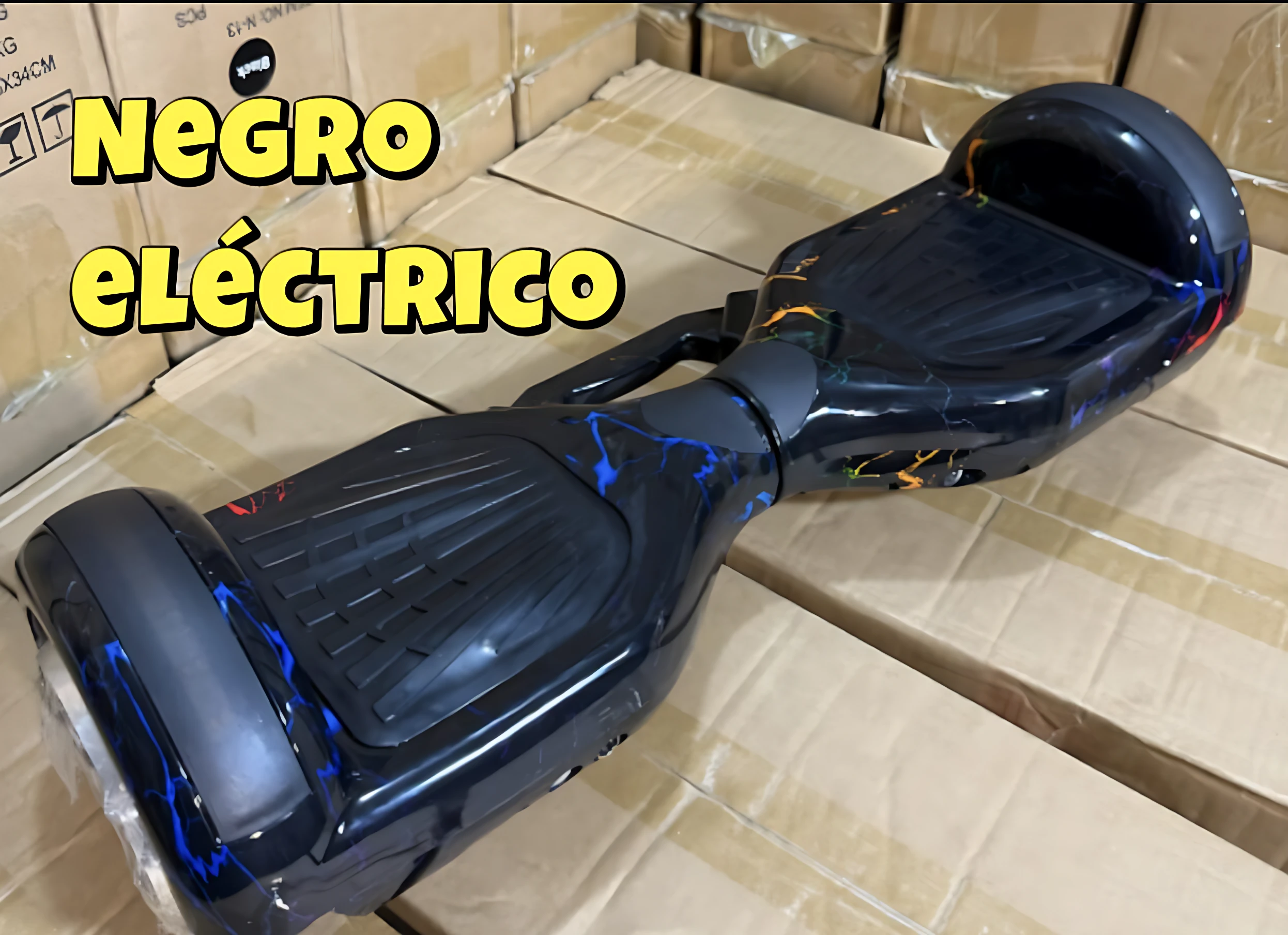 Patineta eléctrica autoequilibrada negra con diseño de rayos azules y naranjas, ideal para niños.
