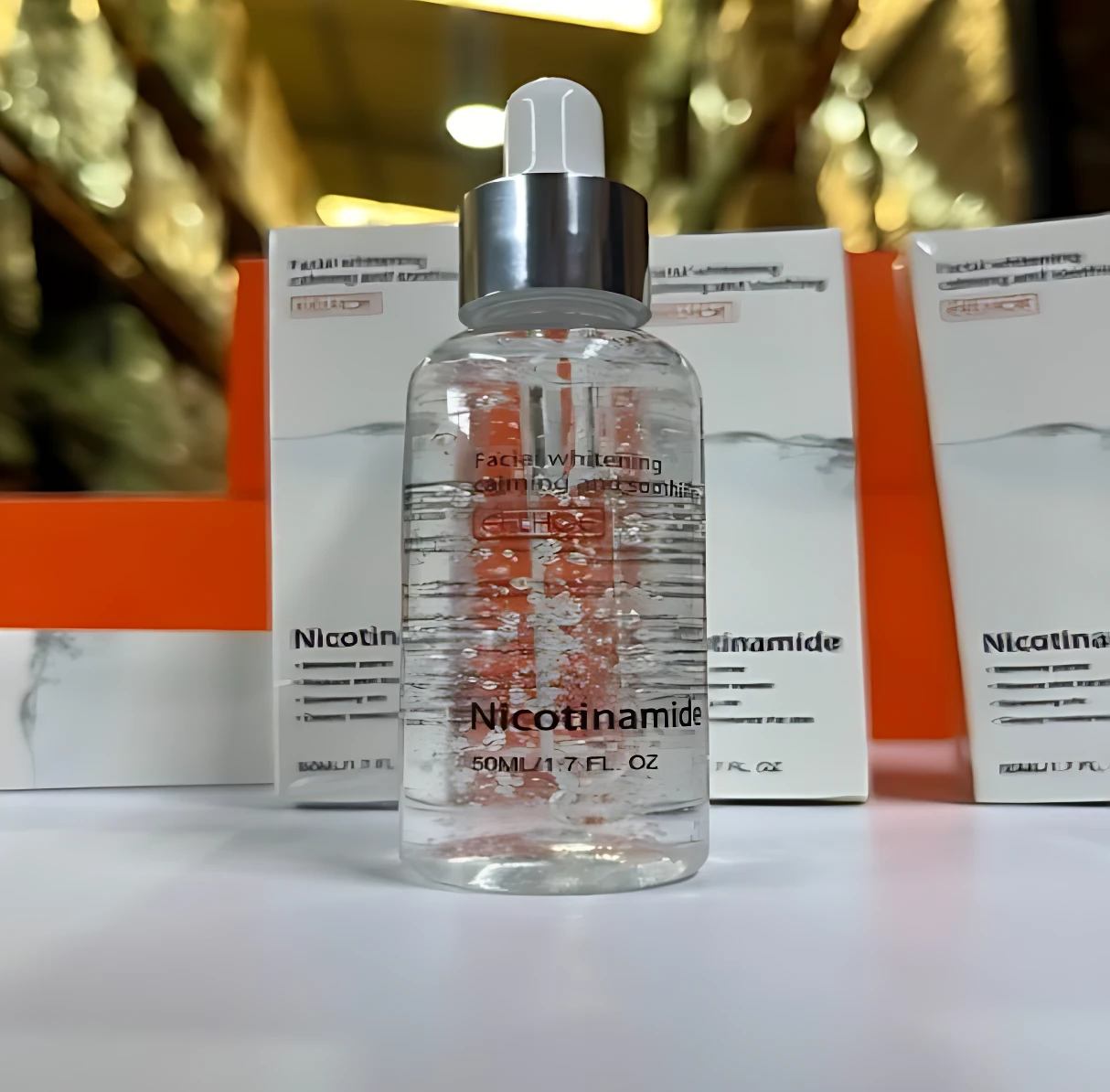 Serum Niacinamida facial en frasco transparente con gotero, 50ml, para piel radiante y firme.