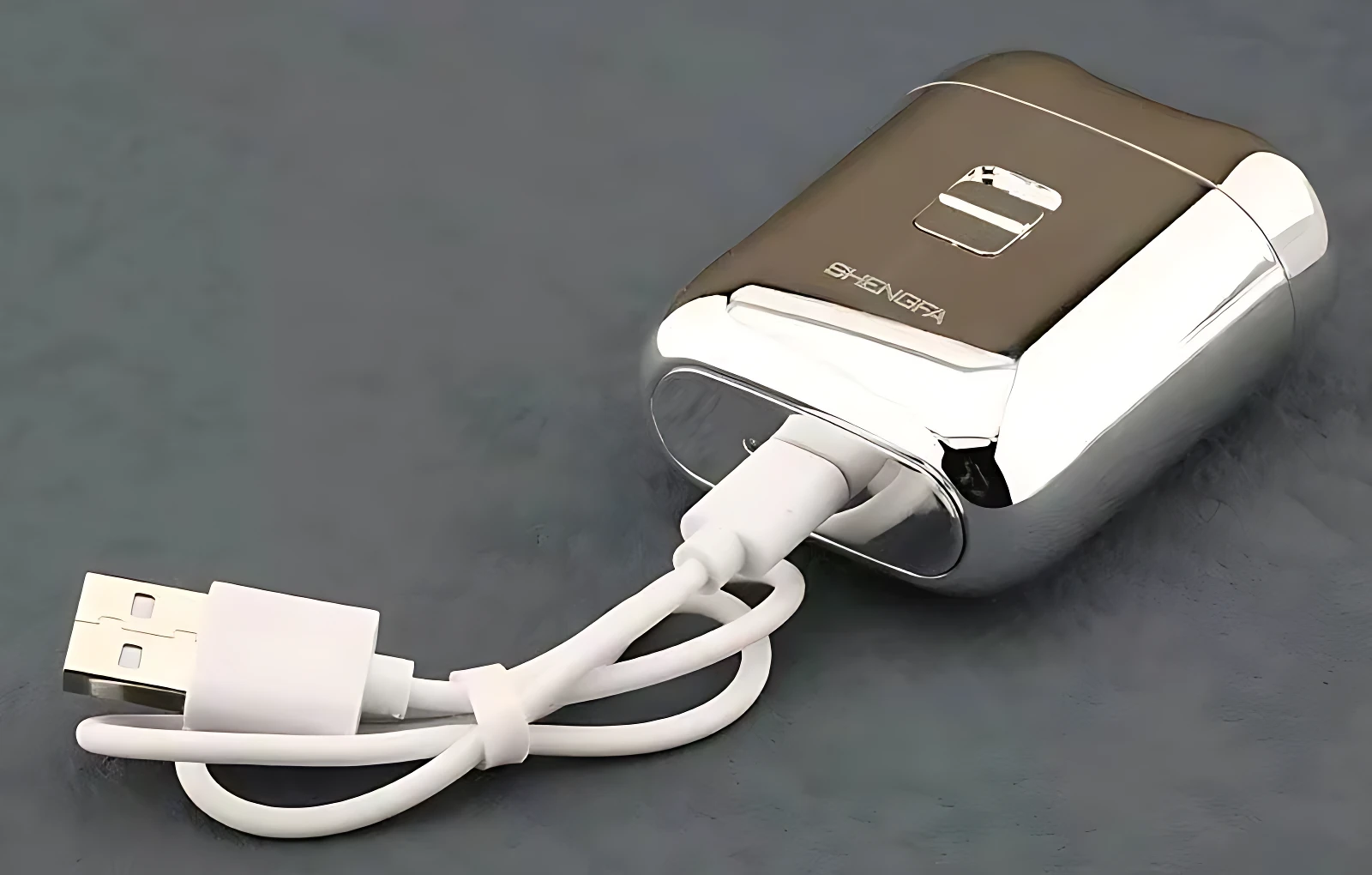 Mini afeitadora portátil eléctrica SHENGFFA plateada con cable USB tipo C, ideal para viajes.