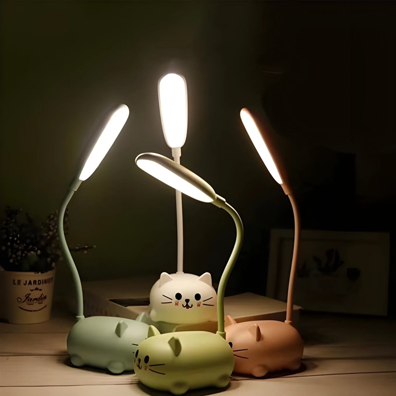 Mini lámparas LED recargables USB con diseño kawaii de gato en colores pastel, ideales para escritorio.