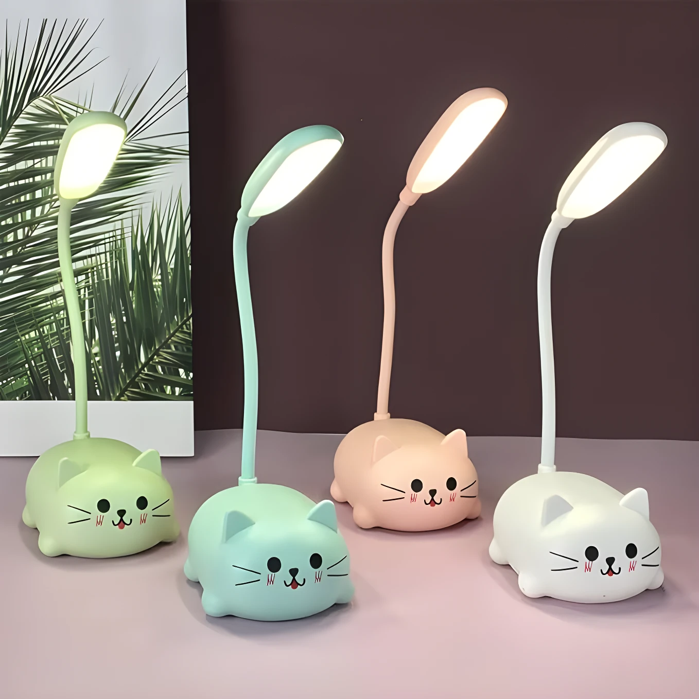 Mini lámparas de escritorio LED recargables USB con base en forma de gatito en colores verde, azul, rosa y blanco.