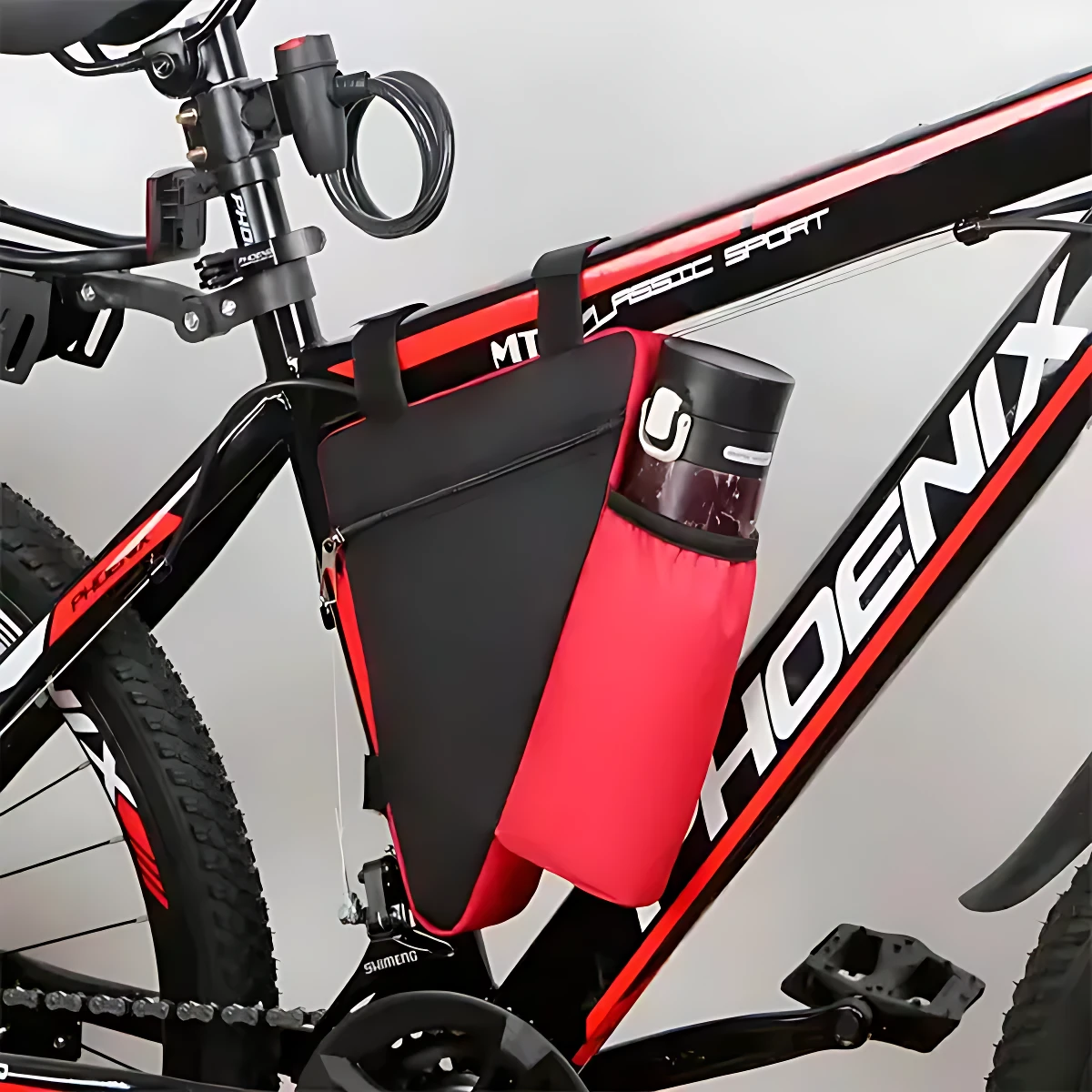 Mochila triangular roja y negra para cuadro de bicicleta, ideal para ciclistas y proteger pertenencias.