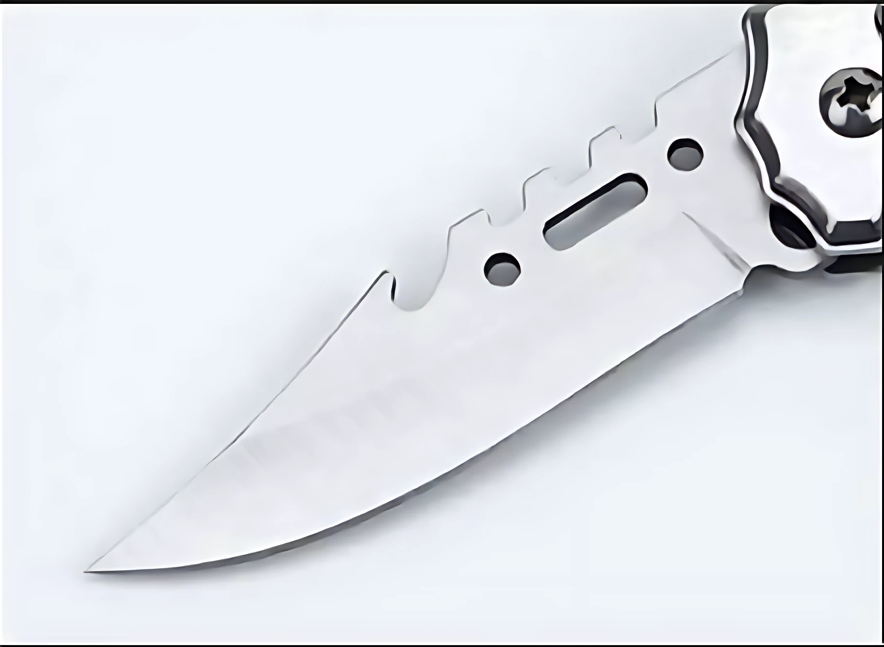 Navaja táctica plateada para camping y pesca, con filo dentado y agujero para pulgar. Detalle del acero pulido.