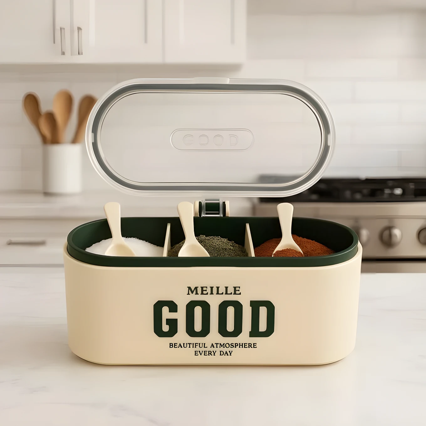 Condimentero beige de 3 compartimentos con cucharas, tapa transparente y frase "MEILLE GOOD BEAUTIFUL ATMOSPHERE EVERY DAY".