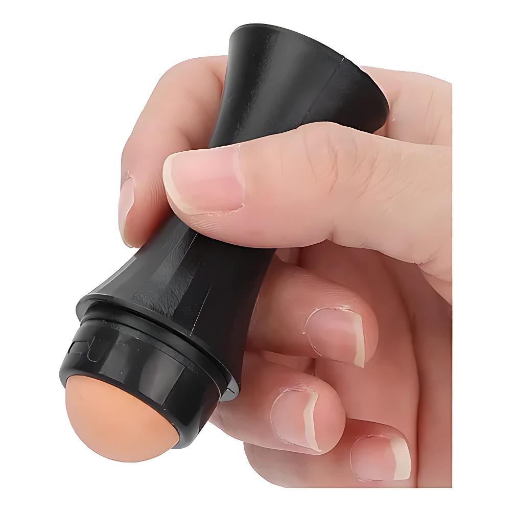 Piedra volcánica facial absorbente de grasa en mano, elimina brillos y matifica.