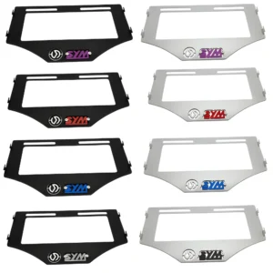 Set x2 porta placas Sym Adxtg 150 3D: negro con logo morado y plateado con logo rojo.