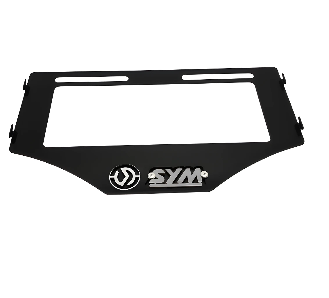 Porta placa Sym Adxtg 150 3D negro con logo metálico.