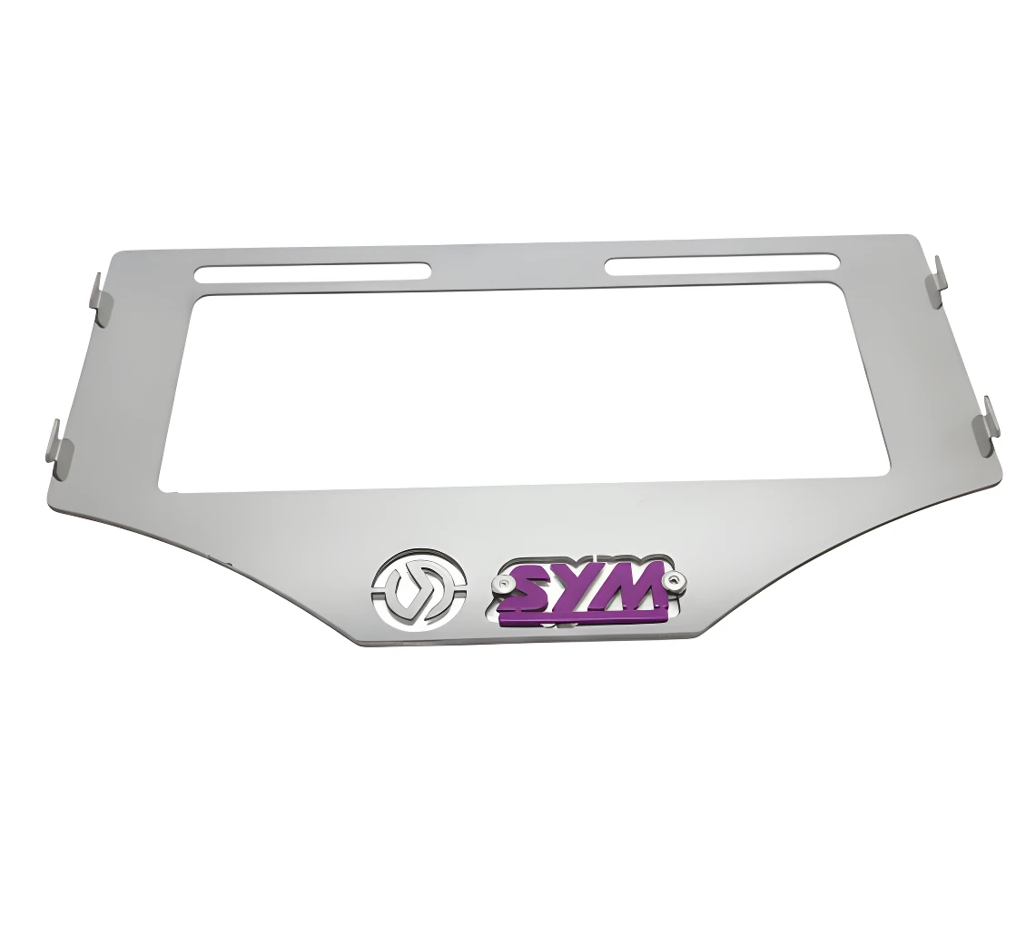 Porta placa Sym Adxtg 150 3D metálico plateado con logo morado.