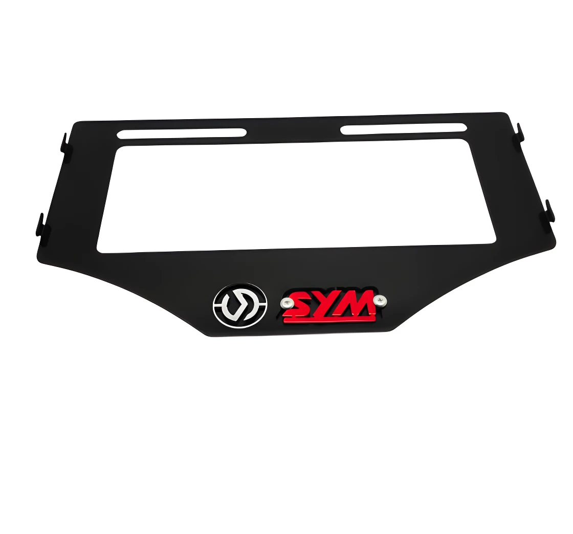 Porta placa Sym Adxtg 150 3D negro con logo en relieve, parte inferior.