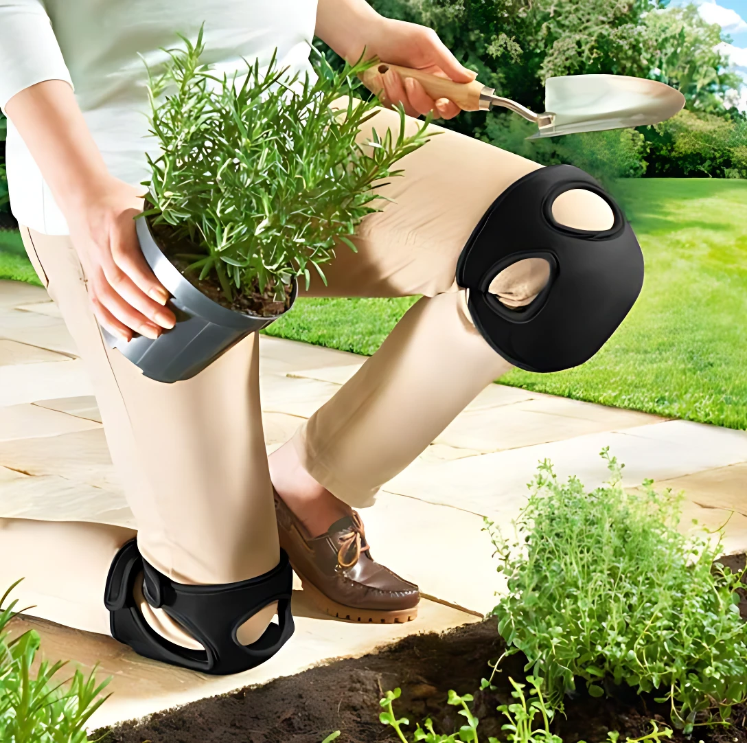 Rodilleras negras de espuma alta densidad para jardinería, usadas por persona arrodillada sosteniendo planta en maceta gris.