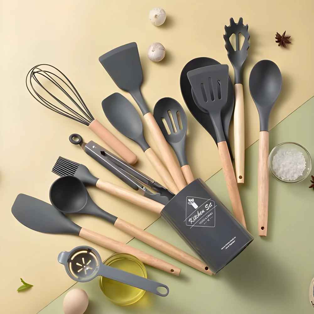 Set X12 utensilios cocina silicona gris mangos madera, incluye batidor, espátula, cuchara, pinzas.
