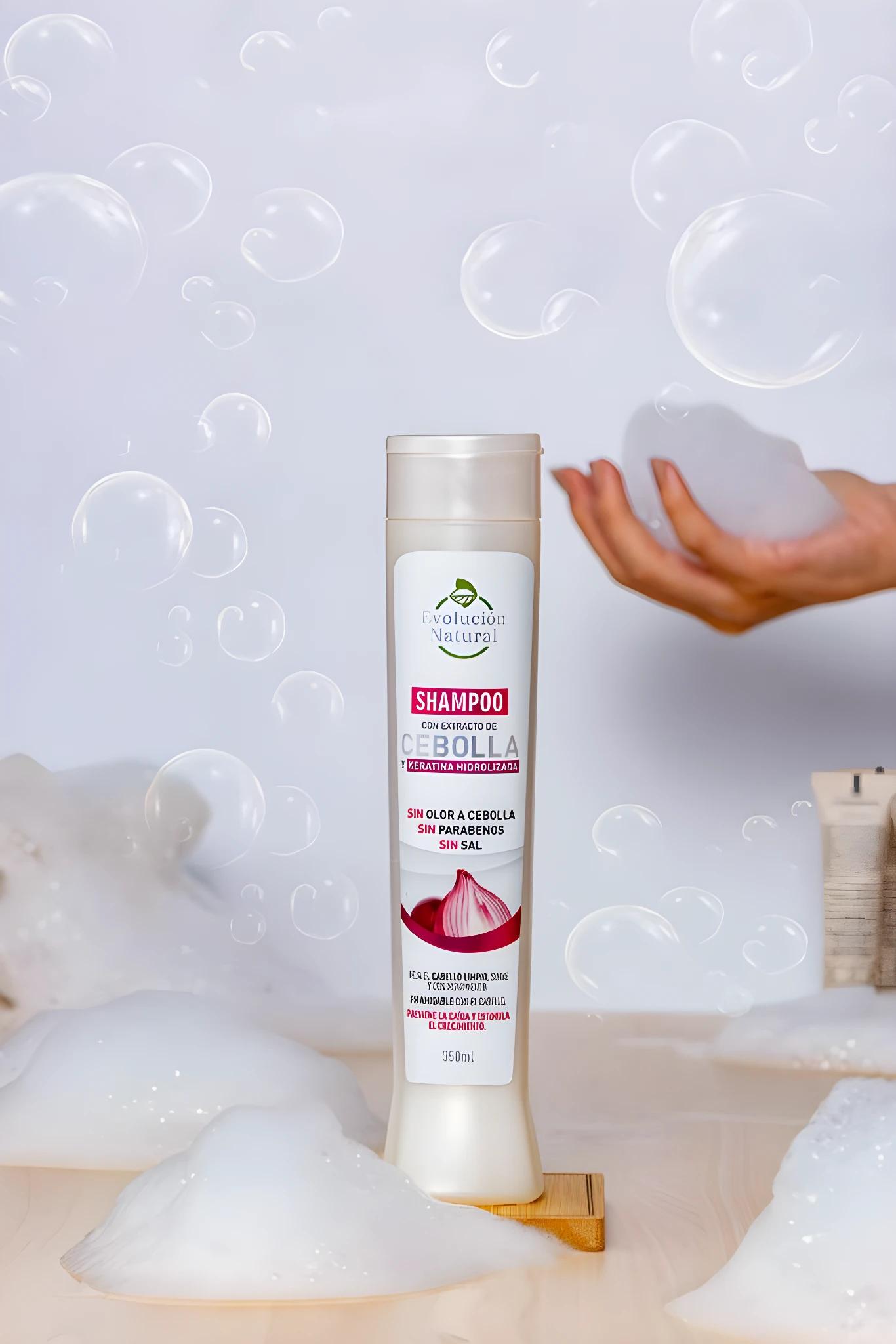 Botella de shampoo Evolution Natural con extracto de cebolla y keratina hidrolizada, sin parabenos ni sal.