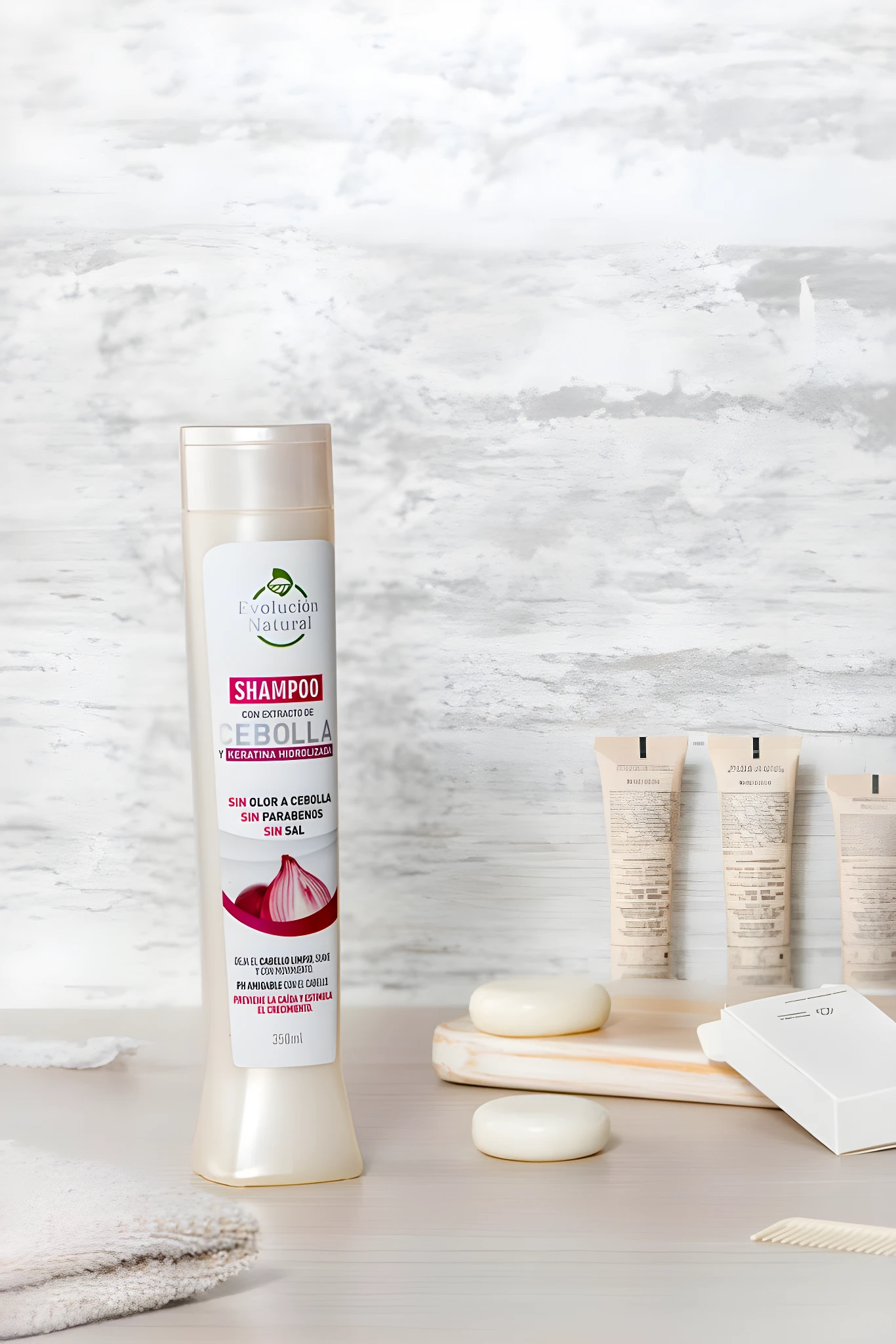 Shampoo Evolución Natural con extracto de cebolla, sin sal ni parabenos, en botella blanca de 350ml, junto a jabones y cremas.