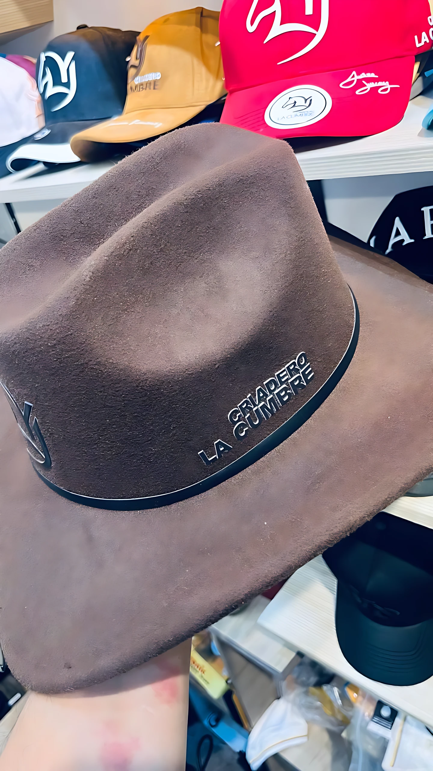 Sombrero café de algodón con estampado "Criadero La Cumbre" y banda negra, estilo Yeison Jiménez.