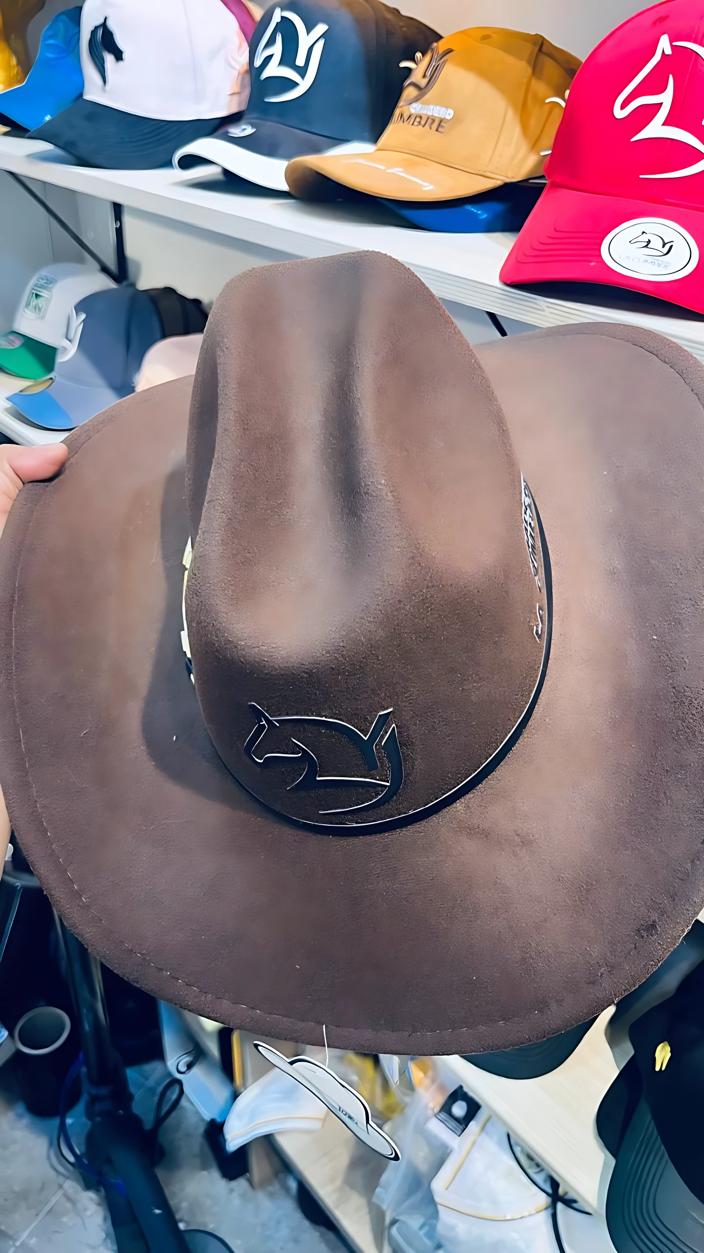 Sombrero café de algodón con logo de caballo, estilo Yeison Jiménez, para eventos.