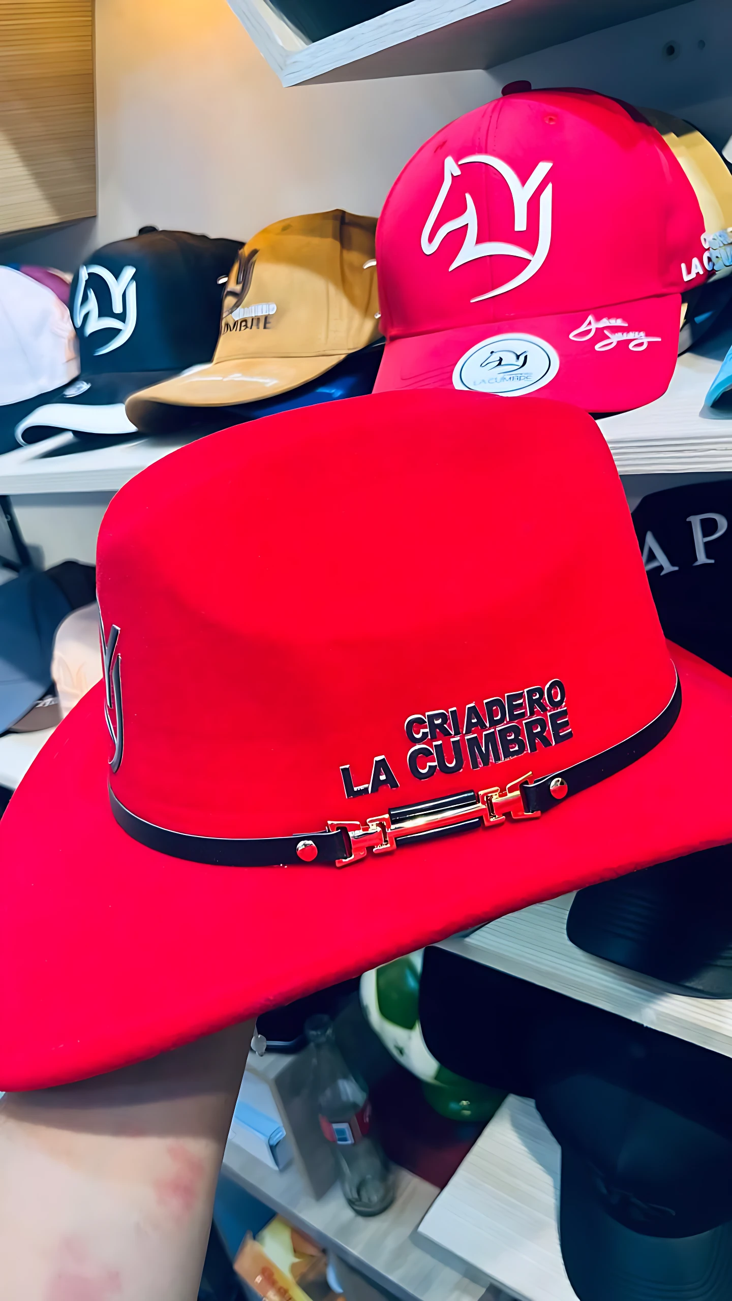 Sombrero rojo estilo Yeison Jiménez algodón estampado Criadero La Cumbre con hebilla dorada.