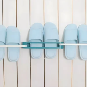 Soporte adhesivo azul para 2 pares de sandalias en pared blanca.