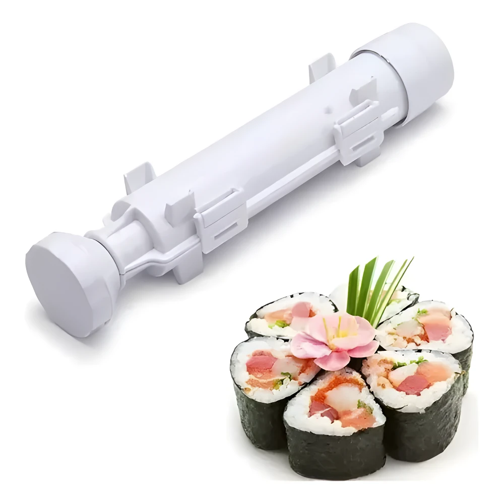 Molde blanco para sushi con pistón y rodillo, junto a 6 rollos de sushi rellenos servidos con flor y cebollín.