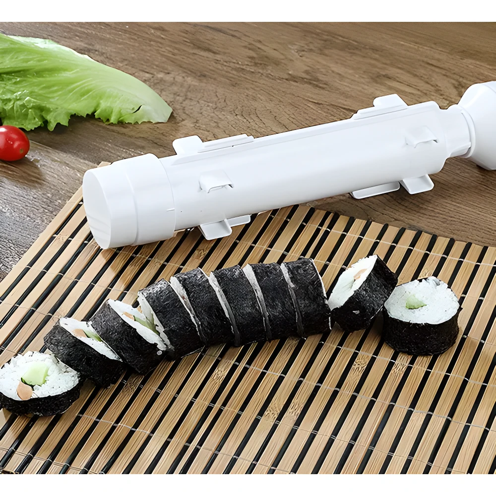 Molde blanco para sushi listo para usar, con rollos de sushi cortados sobre esterilla de bambú.